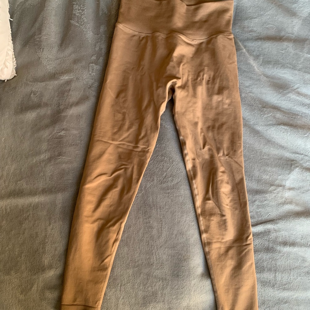 Size small tan booty scrunch leggings